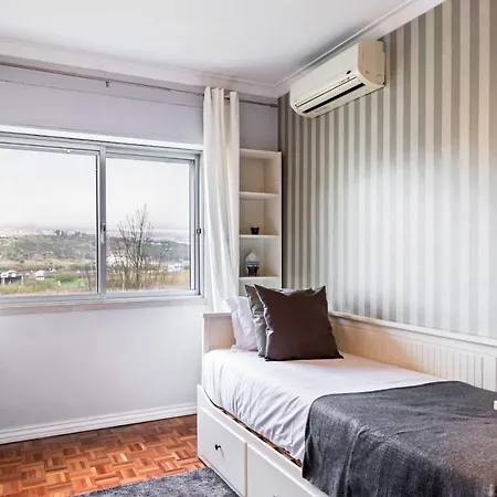 Large Contemporary With Three-bedrooms * Lisbona