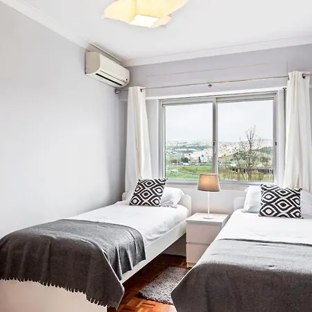 Appartamento Large Contemporary With Three-bedrooms Lisbona