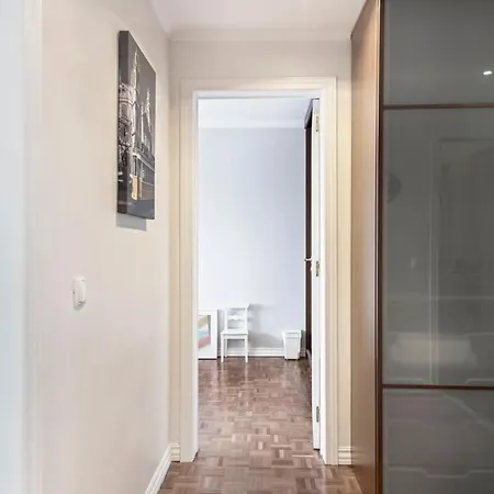 Apartment Large Contemporary With Three-bedrooms *