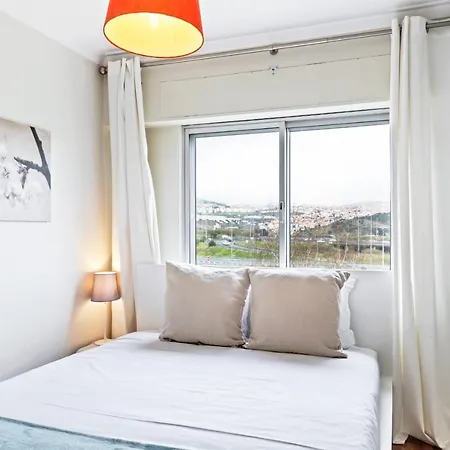 Large Contemporary With Three-bedrooms Lisboa