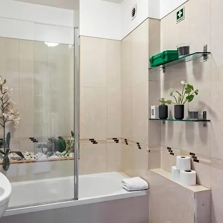 Large Contemporary With Three-bedrooms Lejlighed *