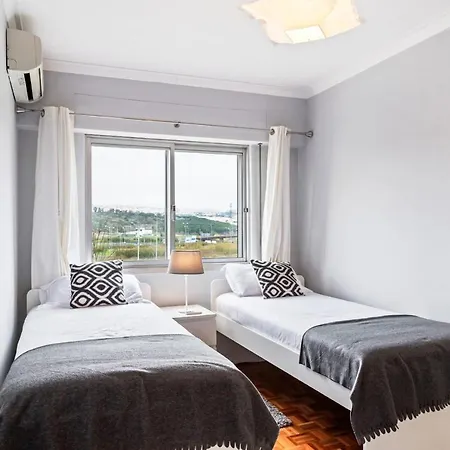 Large Contemporary With Three-bedrooms Lejlighed *
